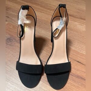 Glaze black faux suede sandals, size 8.5, NWOT